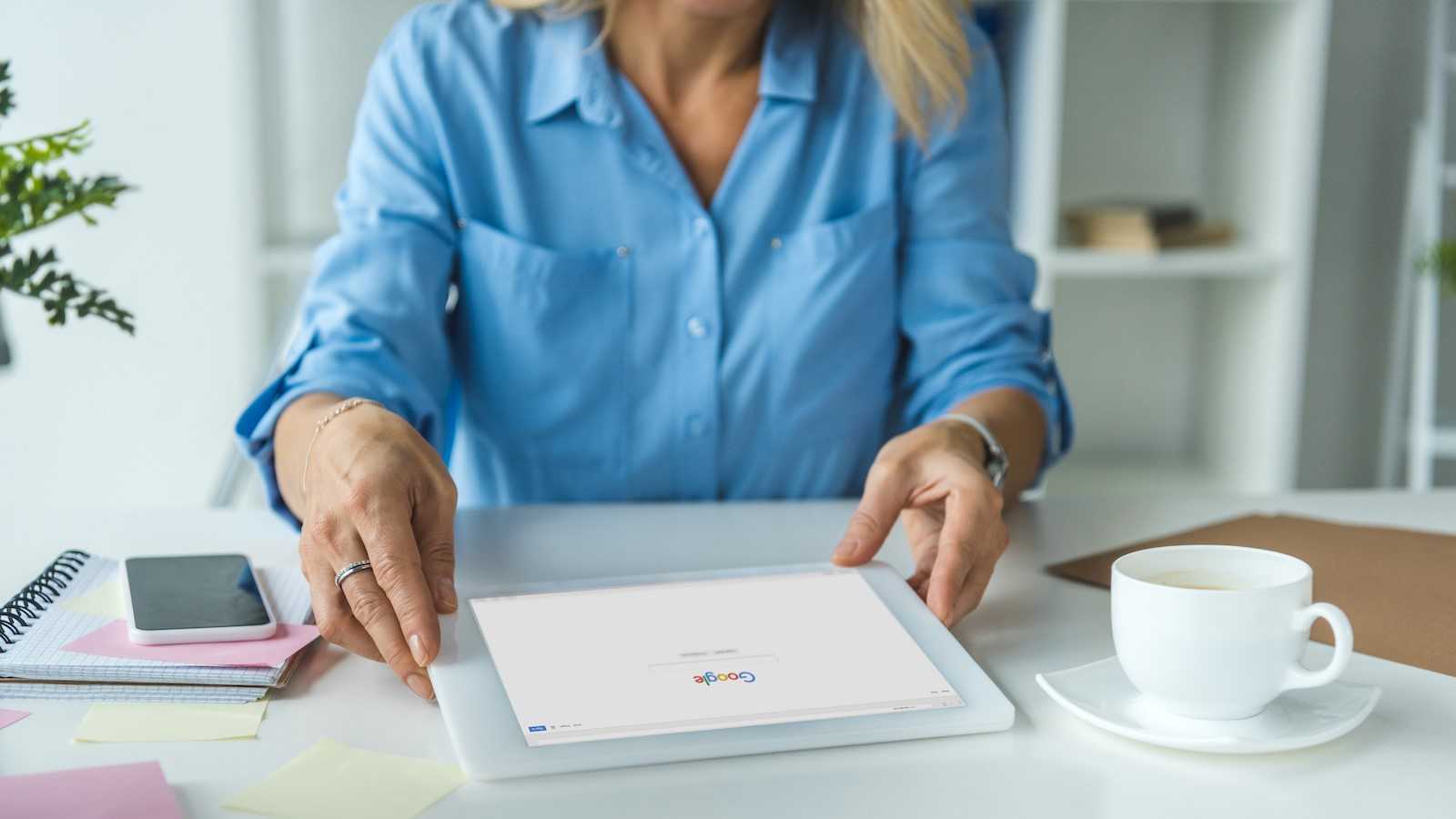 SEO Agentur Kassel Konzept | Frau am Tablet mit Google geöffnet