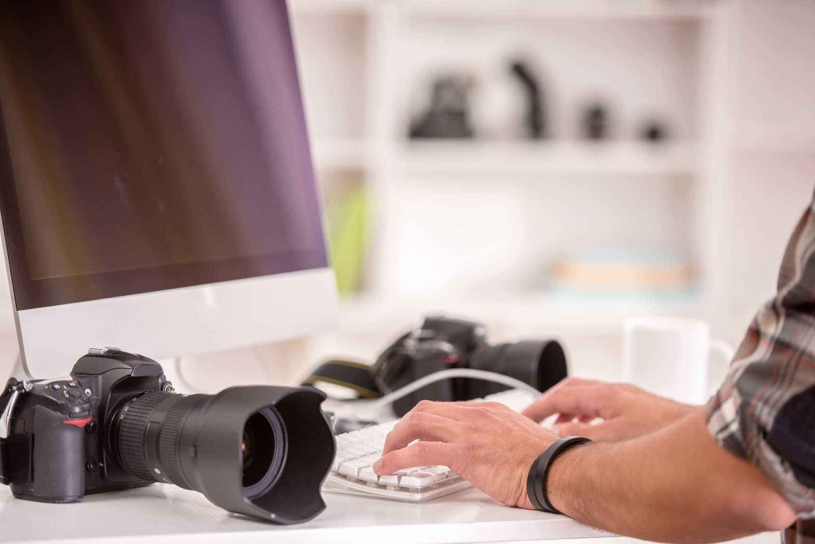 Webdesign Handwerker - Fotograf am Arbeitsplatz